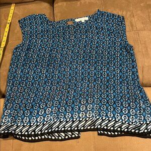 Two by Vince Camuto Black and Blue Geometric Blouse